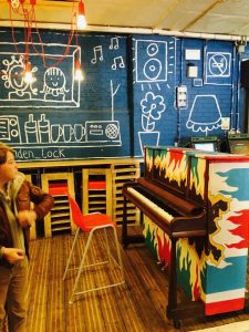Individuelles Piano in stylischer Bar