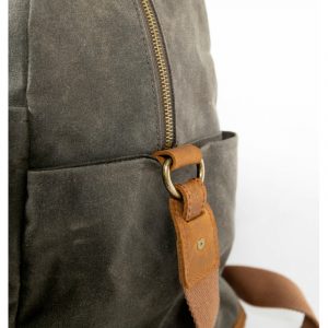Weekender Reisetasche Alaskan Maker Khaki mit hellem Leder, Detailansicht Grurtaufhangung