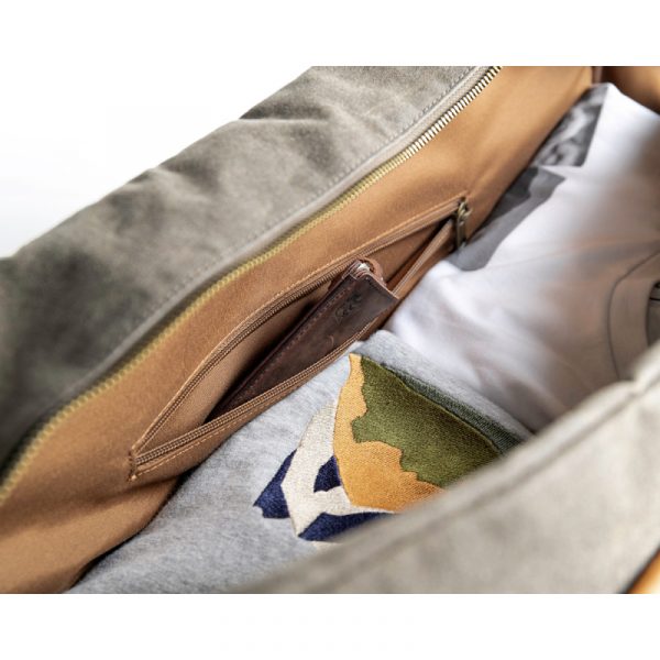 Weekender Reisetasche Alaskan Maker Khaki mit hellem Leder, Detailansicht Innentasche