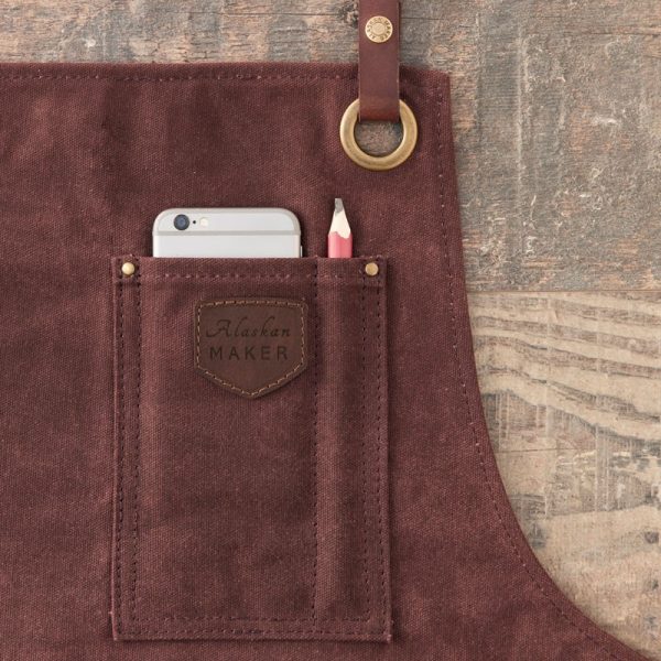 Detail Arbeitsschürze Bordeauxrot mit Taschen für Telefon und Stift