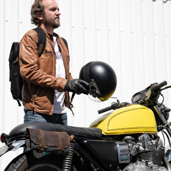 Stylische Werkzeugrolle Aufbewahrung von Alaskan Maker am Motorrad