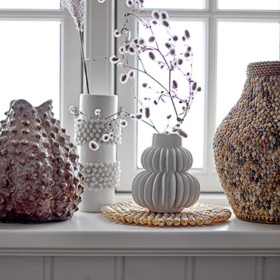 Vase von Bloomingville Boho Style weiss bauchig und lang auf Fensterbank