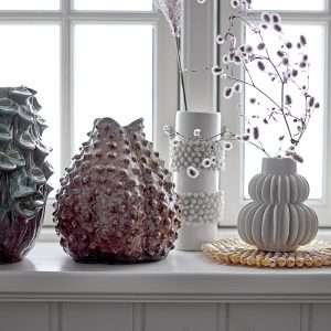 weiße laengliche und eine runde Vase von Bloomingville auf Fensterbank