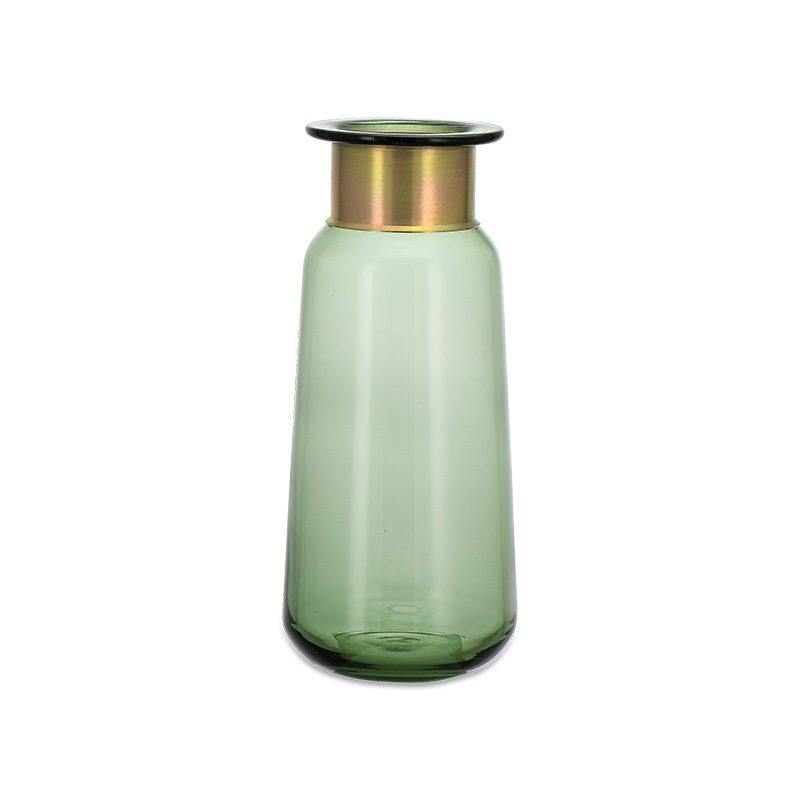 Vase, länglich aus grünem Glas mit Messingmanchette im Vintage Style