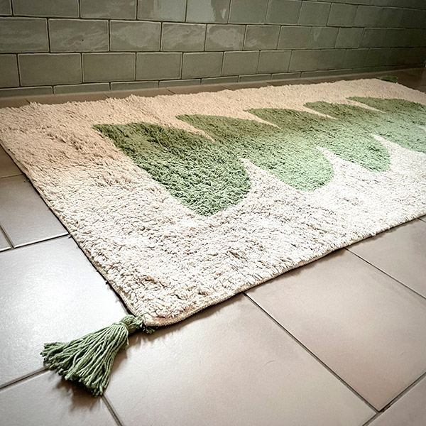 Madame Stoltz Badematte Teppich in Cremefarbe mit grünen Halbmonden und Bommeln