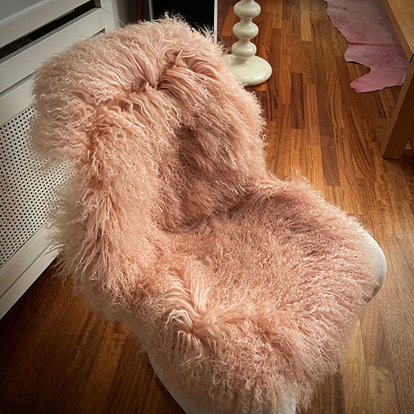 Lammfell Rose Nude im Panton Chair