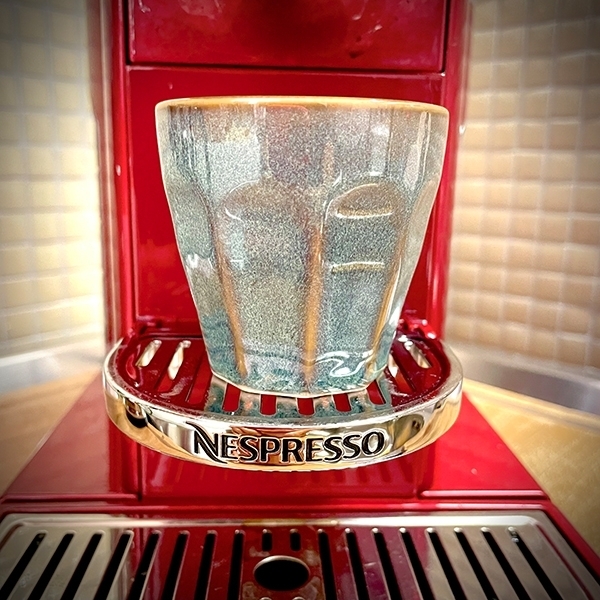 Blaue Espressotasse auf roter Kitchenaid