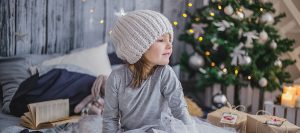 Kind tolle Weihnachtsgeschenke Vorfreude