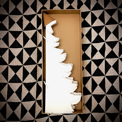 Klappbox mit gelotetem Weihnachtsbaum aus Papier