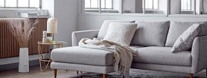 Einrichtungsbeispiel helle Couch mit cremefarbenen Plaid