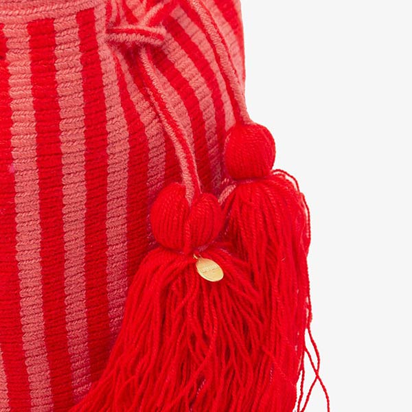 Detailansicht Umhängetasche von guanabana Handmade spanisches Design mit Linienmuster in Fuchsia Rot