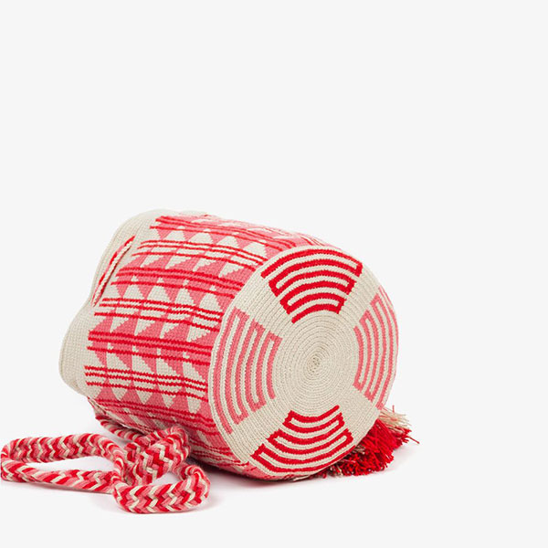 Bodenansicht Umhängetasche von guanabana Handmade spanisches Design mit Dreicksmuster in Rot | Rosa