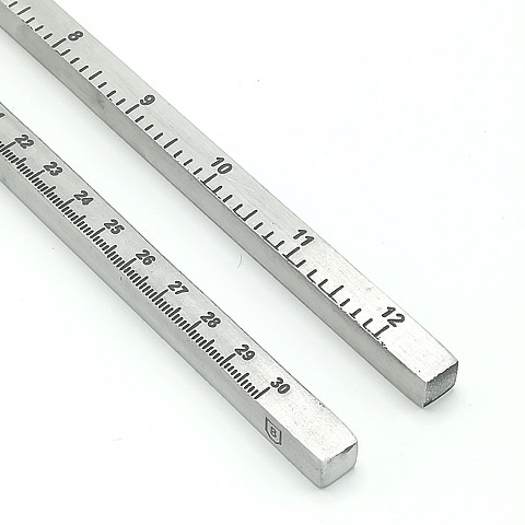 Detailansicht Aluminium Lineal cm und Zoll im Retrodesign